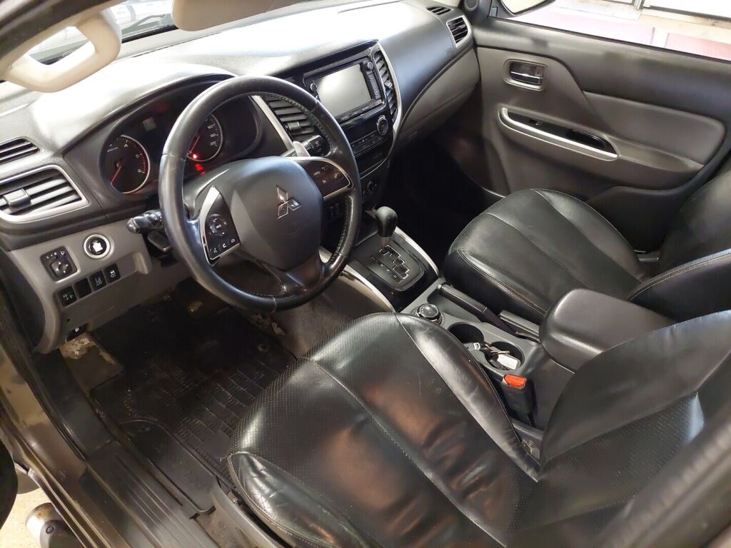 Mitsubishi L200 2015 Ruskea (beige)