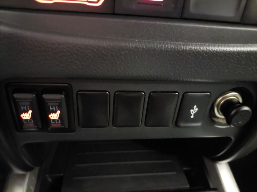 Mitsubishi L200 2015 Ruskea (beige)
