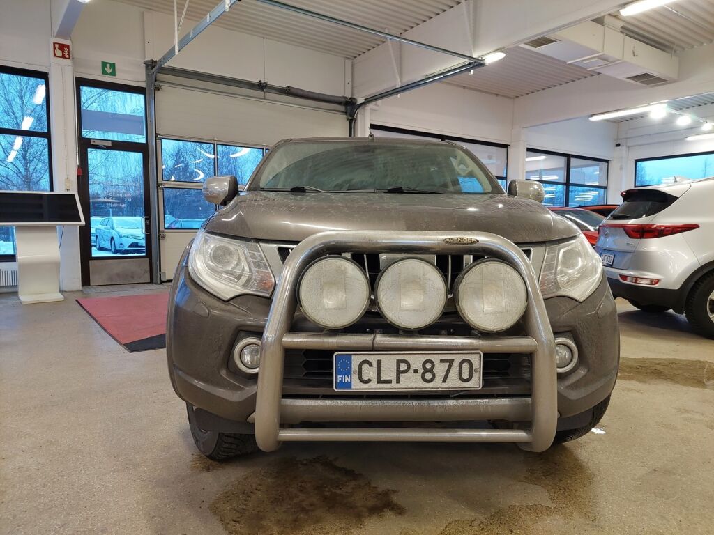 Mitsubishi L200 2015 Ruskea (beige)