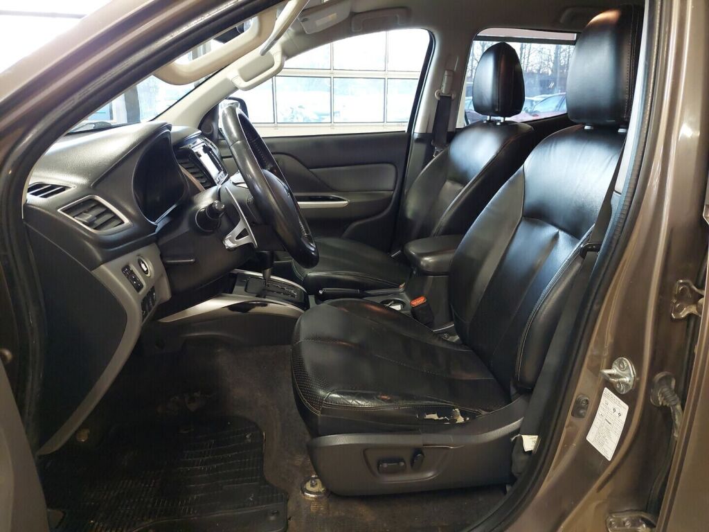 Mitsubishi L200 2015 Ruskea (beige)