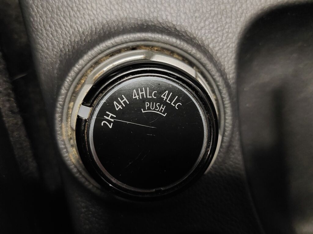 Mitsubishi L200 2015 Ruskea (beige)