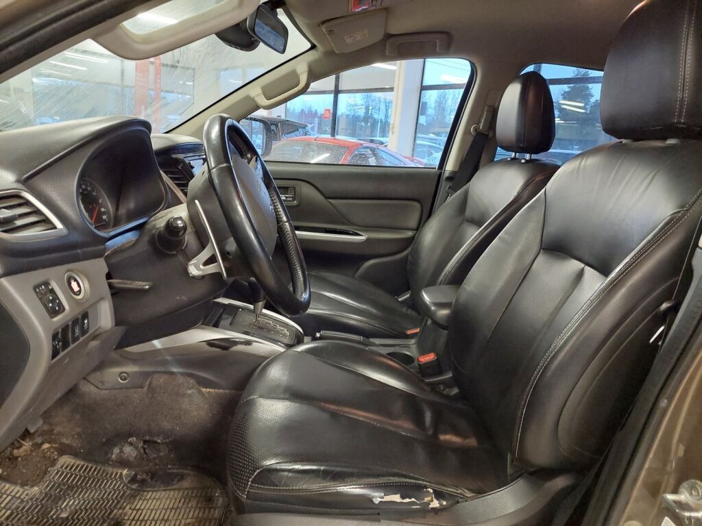 Mitsubishi L200 2015 Ruskea (beige)