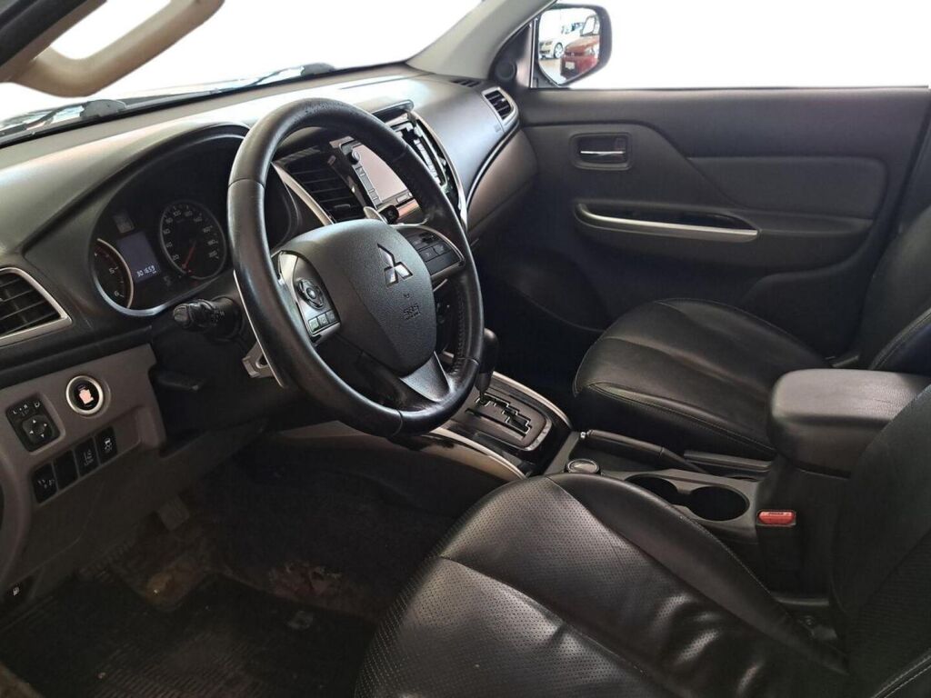 Mitsubishi L200 2015 Ruskea (beige)