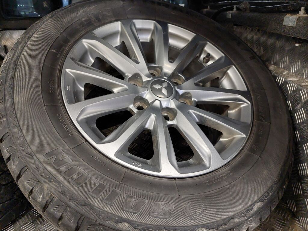 Mitsubishi L200 2015 Ruskea (beige)