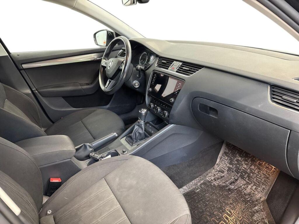 Skoda Octavia 2019 Musta