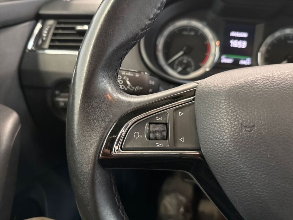 Skoda Octavia 2019 Musta