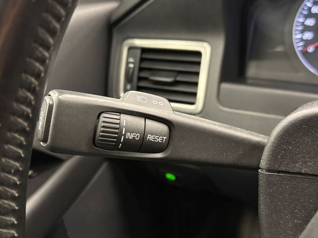 Volvo V70 2009 Musta
