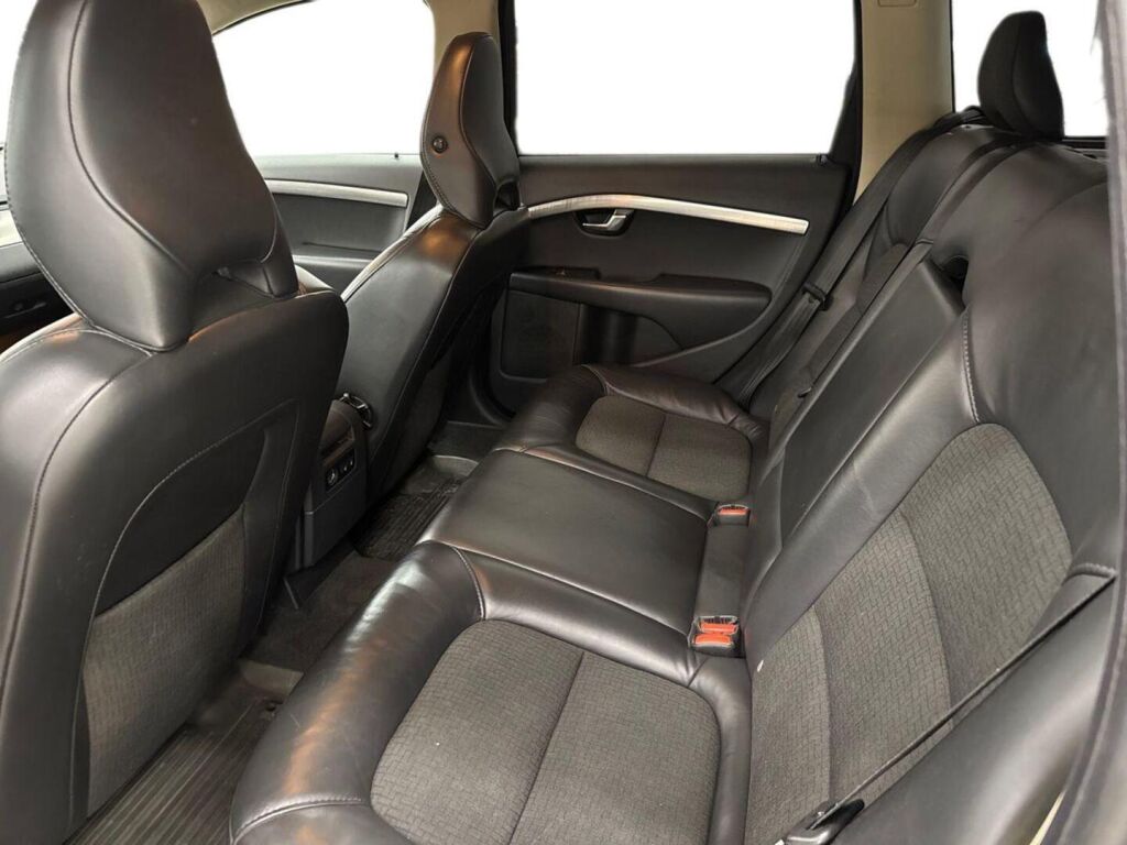 Volvo V70 2009 Musta