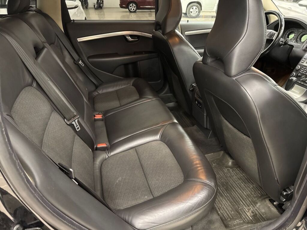 Volvo V70 2009 Musta