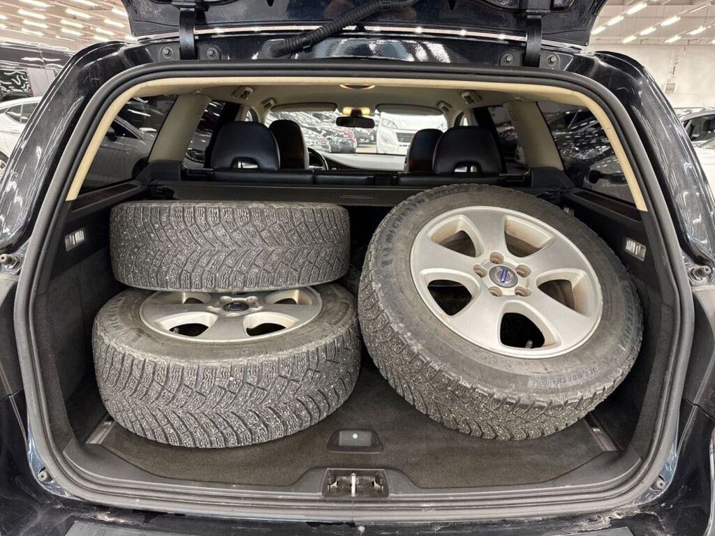 Volvo V70 2009 Musta