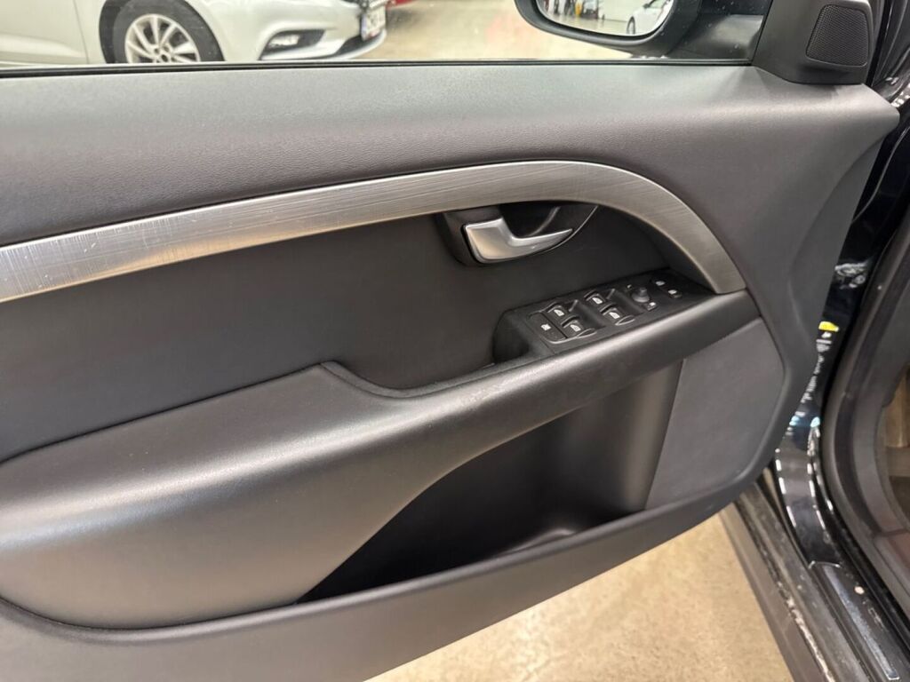 Volvo V70 2009 Musta