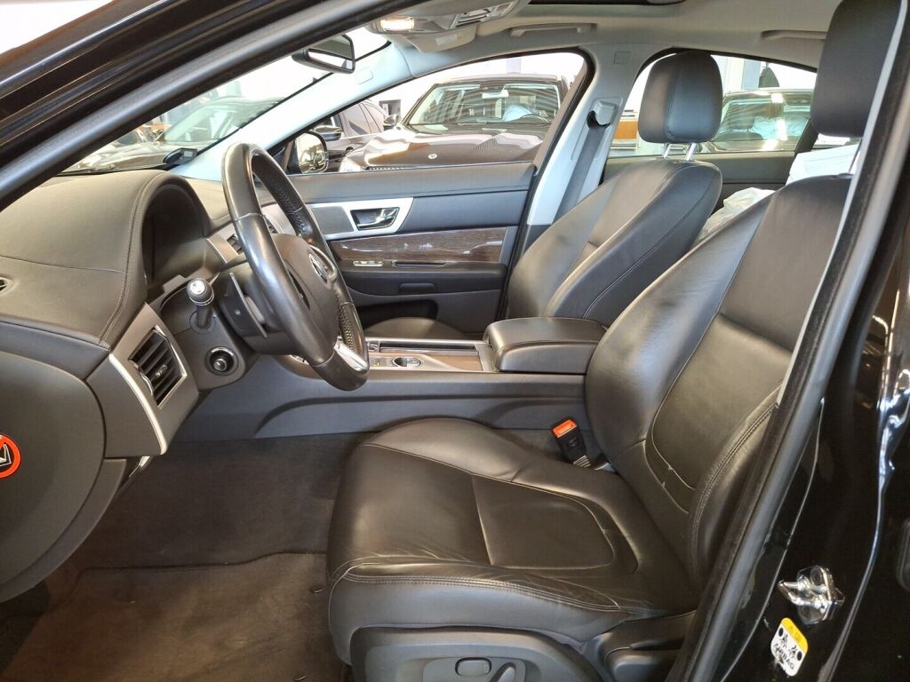 Jaguar XF 2014 Musta