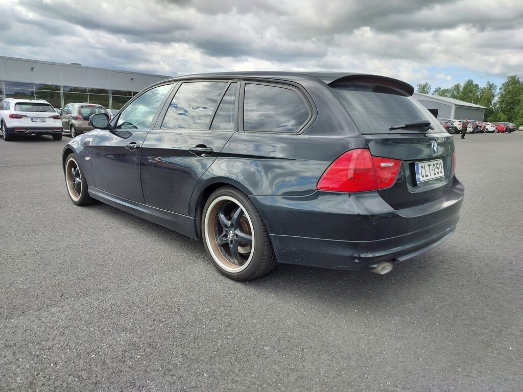 BMW 318 2010 Musta