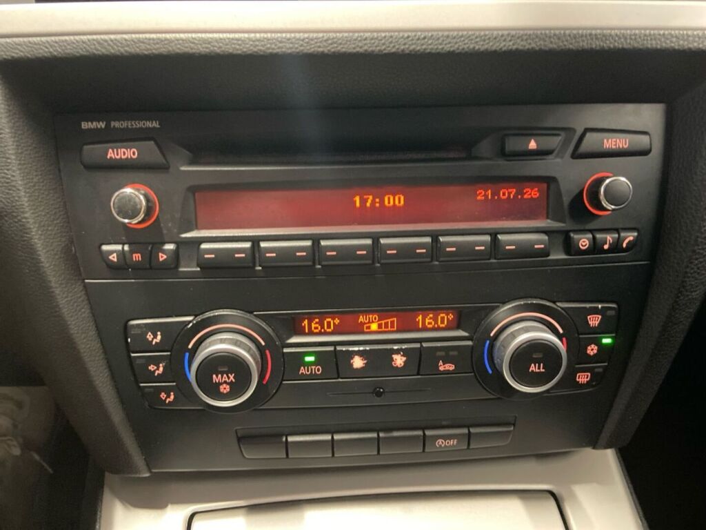 BMW 318 2010 Musta