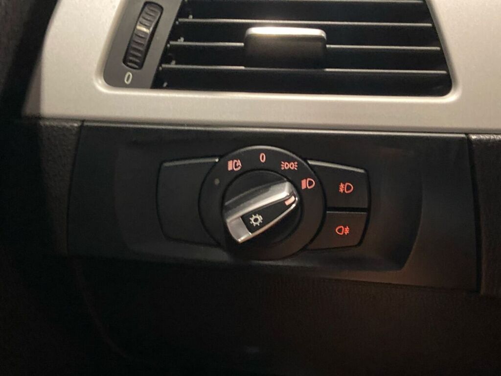 BMW 318 2010 Musta