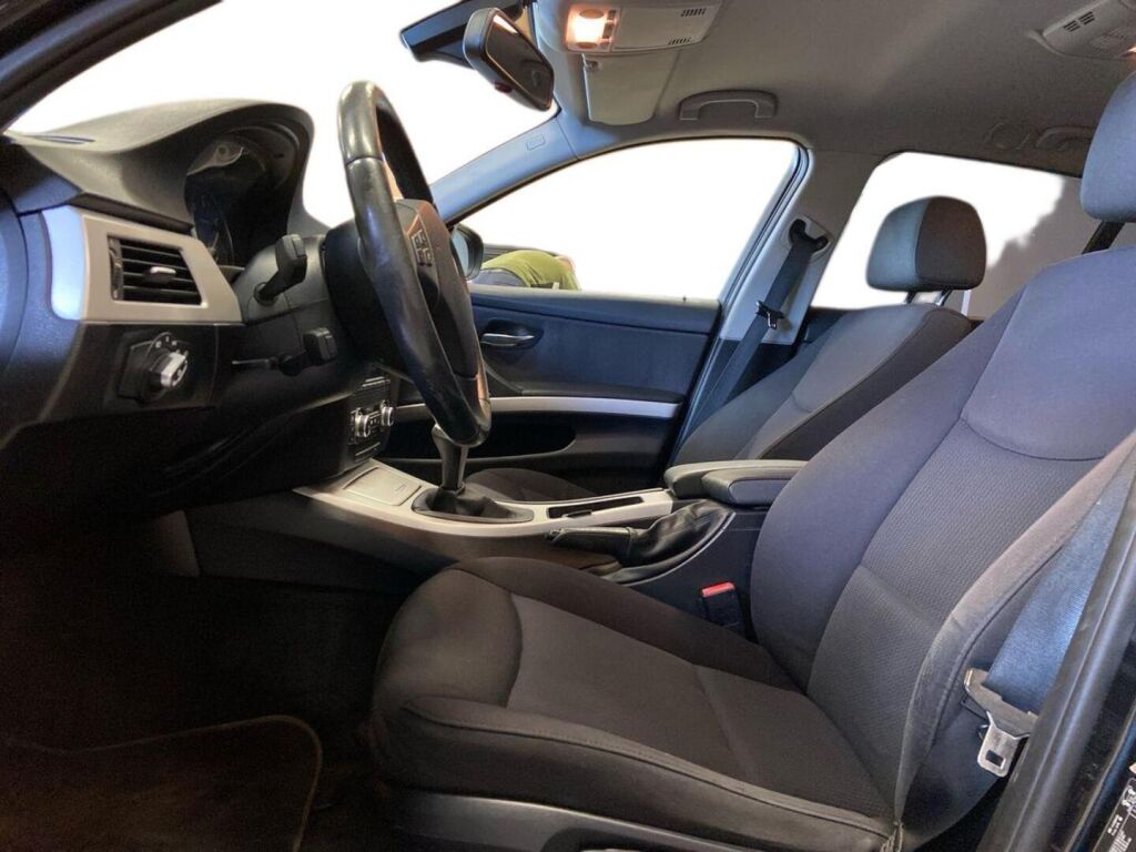 BMW 318 2010 Musta