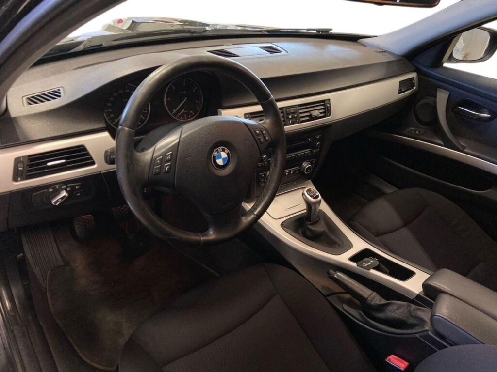 BMW 318 2010 Musta