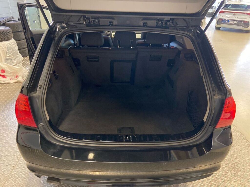 BMW 318 2010 Musta
