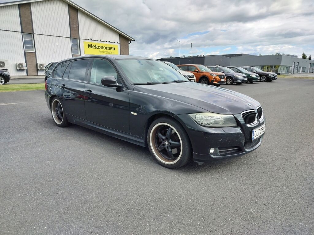 BMW 318 2010 Musta