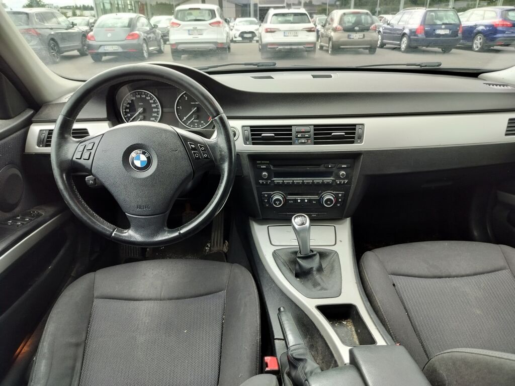 BMW 318 2010 Musta