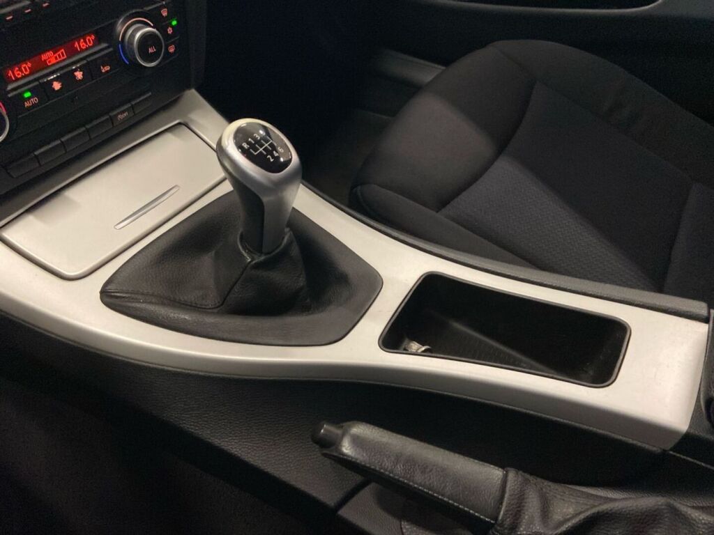 BMW 318 2010 Musta