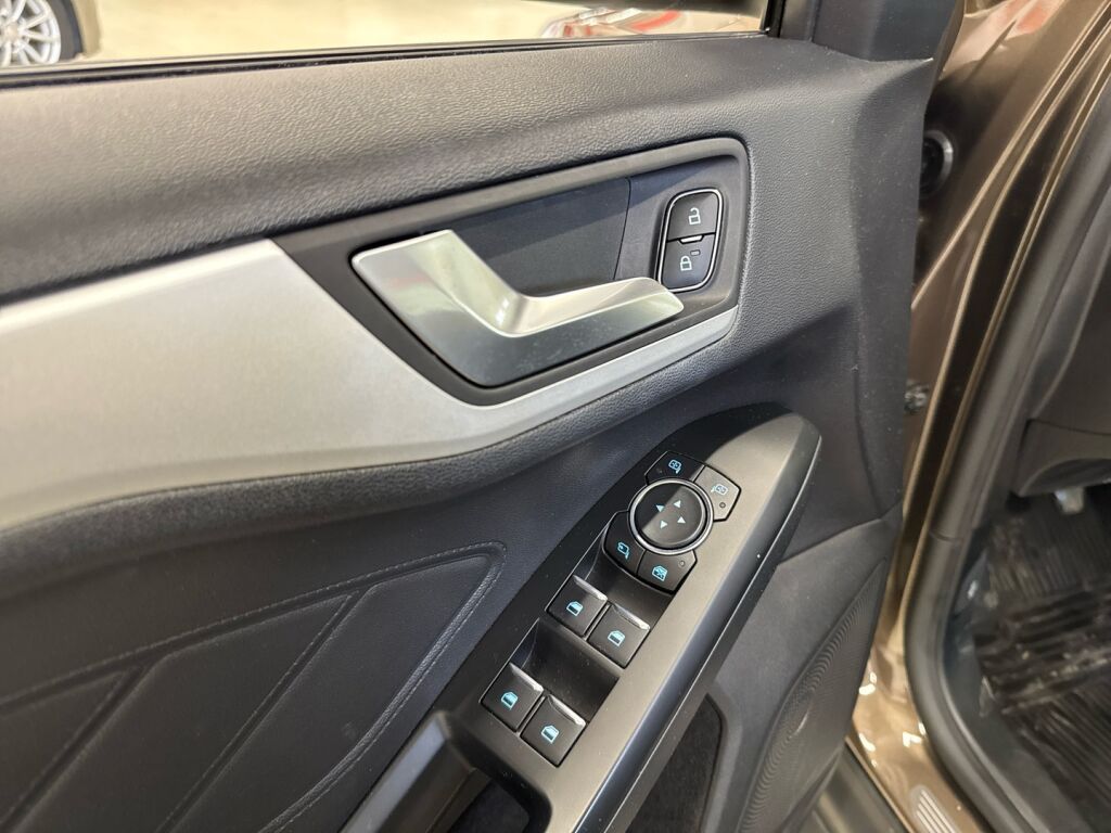 Ford Focus 2018 Ruskea (beige)