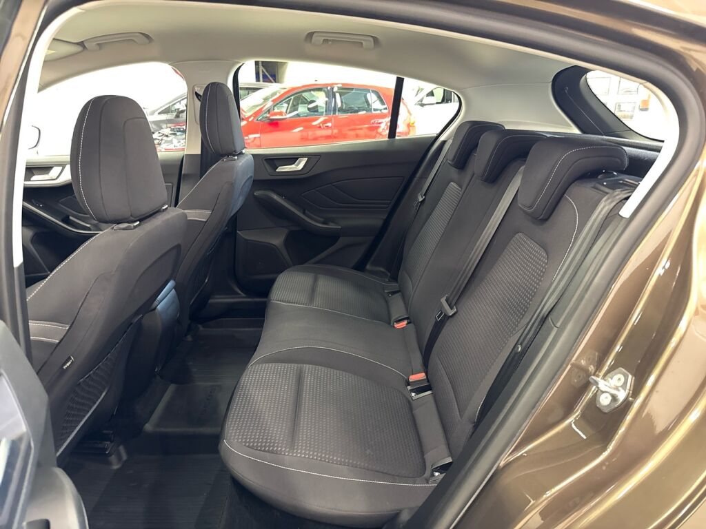 Ford Focus 2018 Ruskea (beige)