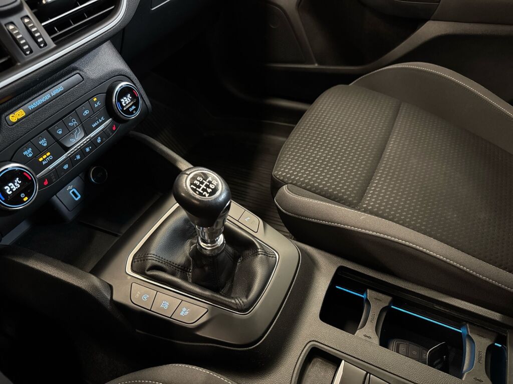 Ford Focus 2018 Ruskea (beige)