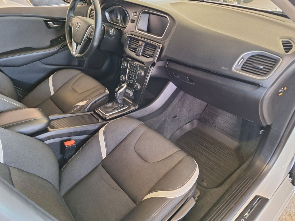 Volvo V40 2019 Valkoinen