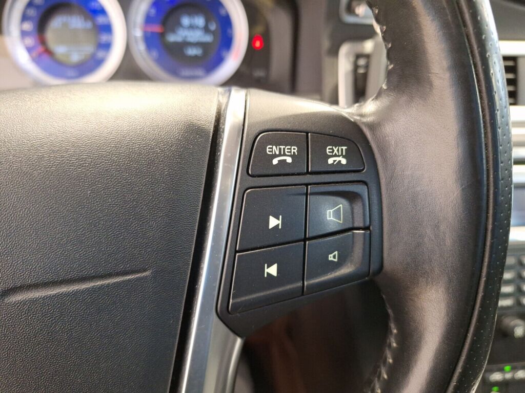 Volvo V70 2011 Punainen