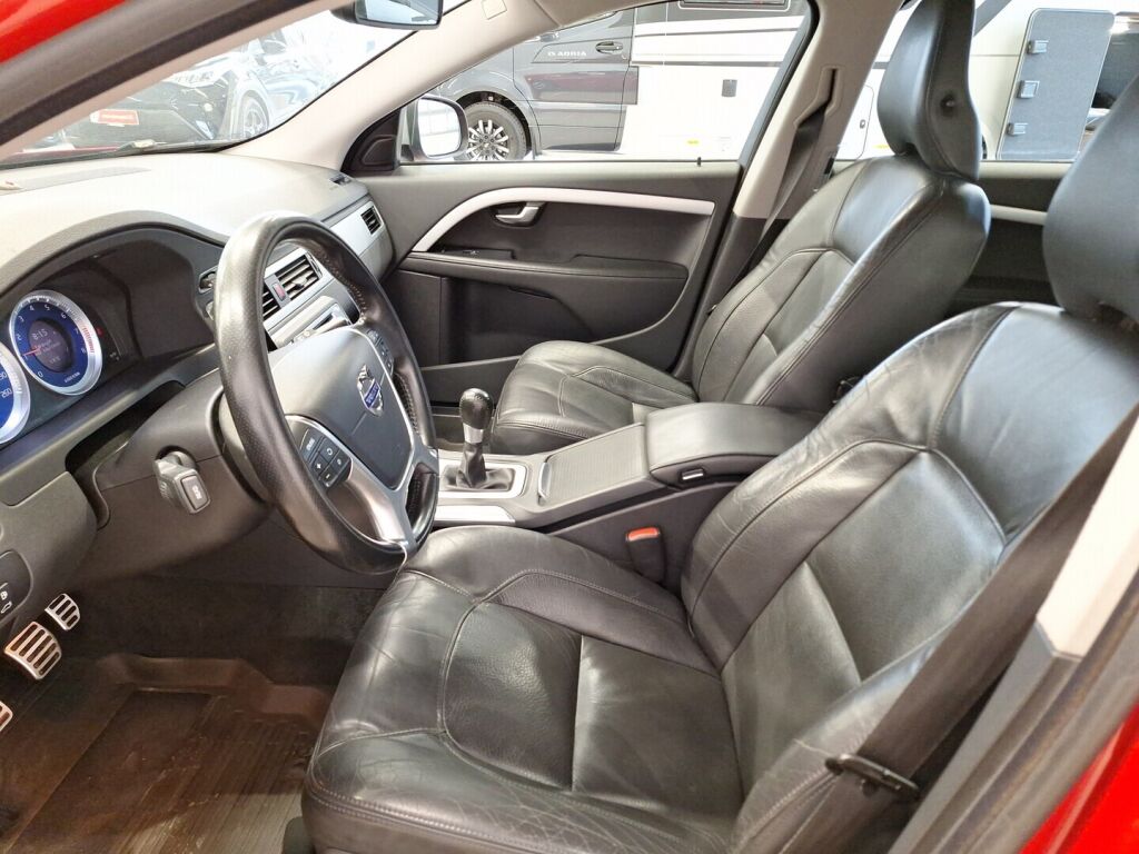 Volvo V70 2011 Punainen