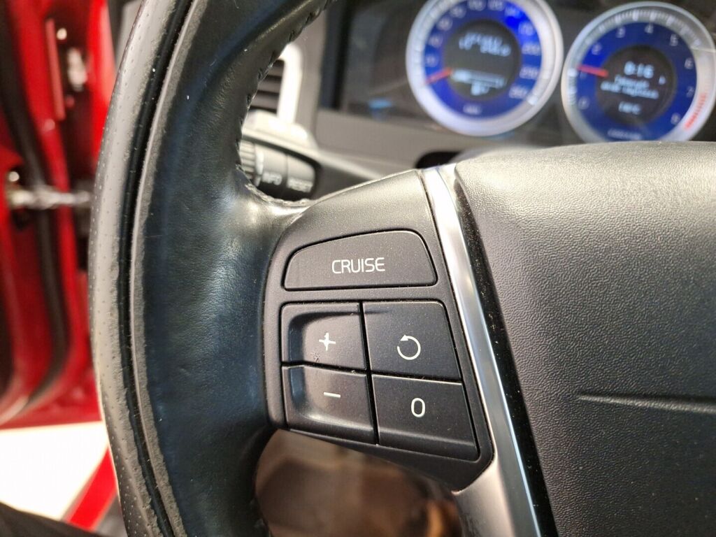 Volvo V70 2011 Punainen