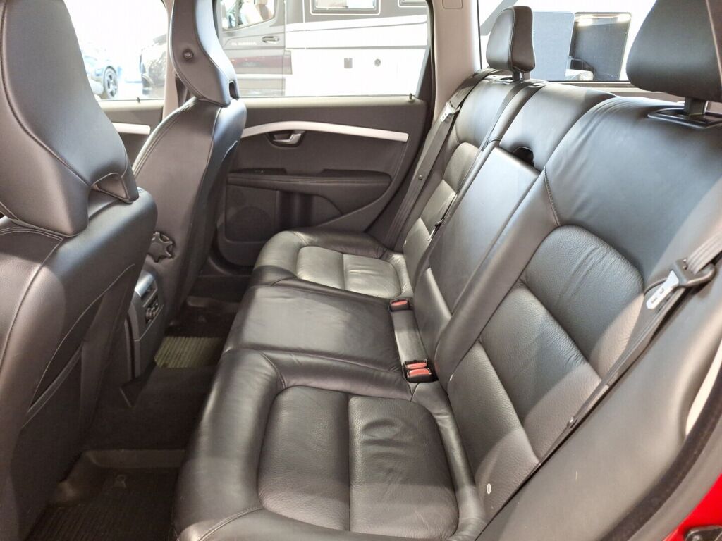 Volvo V70 2011 Punainen