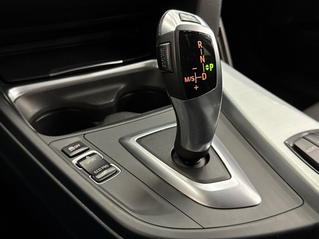 BMW 320 2013 Ruskea (beige)