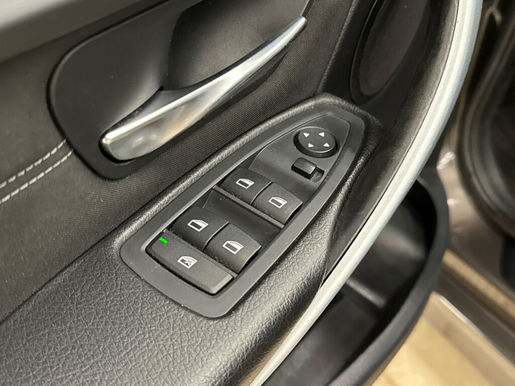 BMW 320 2013 Ruskea (beige)