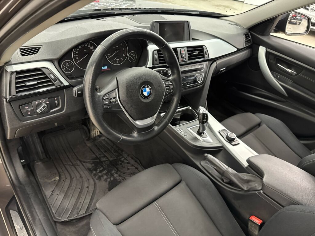 BMW 320 2013 Ruskea (beige)