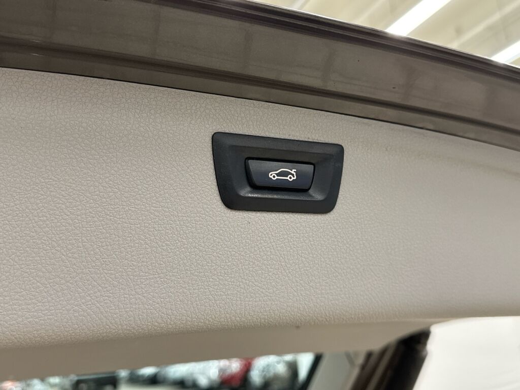 BMW 320 2013 Ruskea (beige)