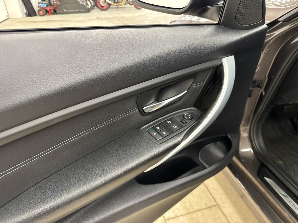 BMW 320 2013 Ruskea (beige)