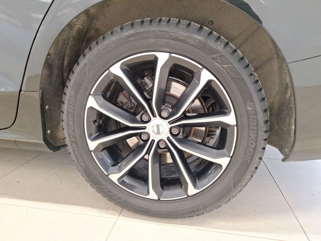 Volvo V60 2019 Musta