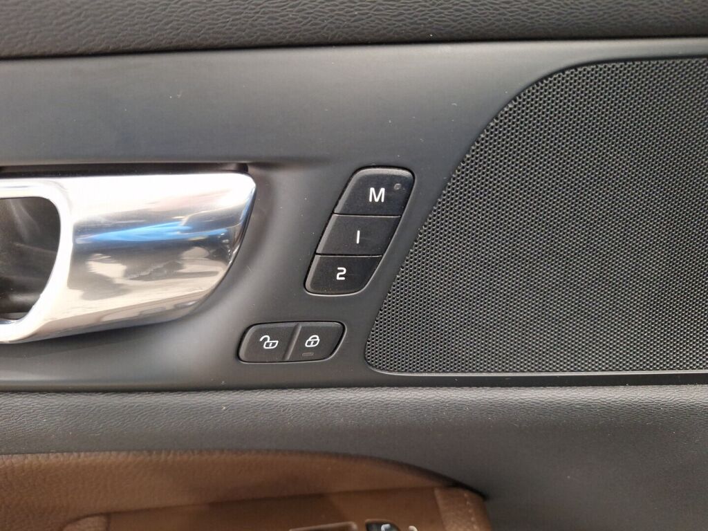 Volvo V60 2019 Musta