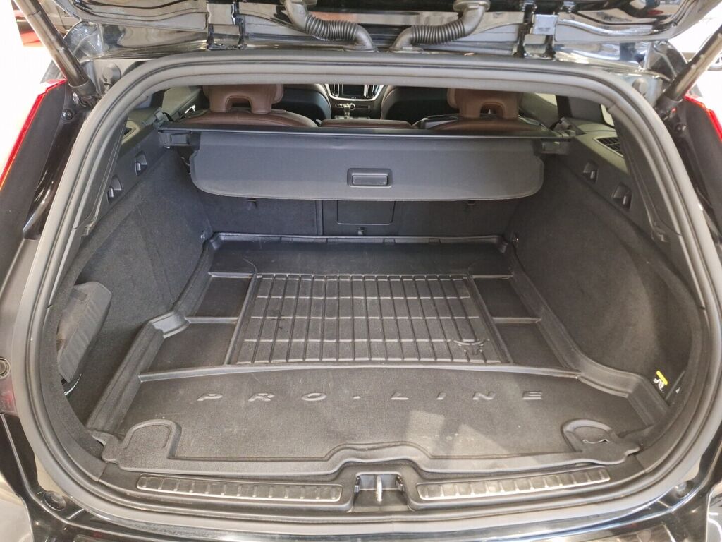 Volvo V60 2019 Musta