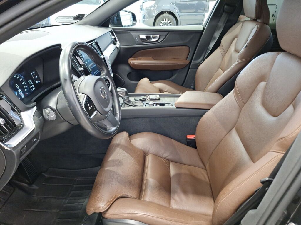 Volvo V60 2019 Musta