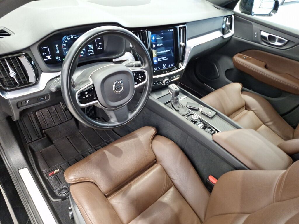 Volvo V60 2019 Musta