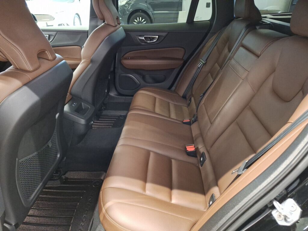 Volvo V60 2019 Musta