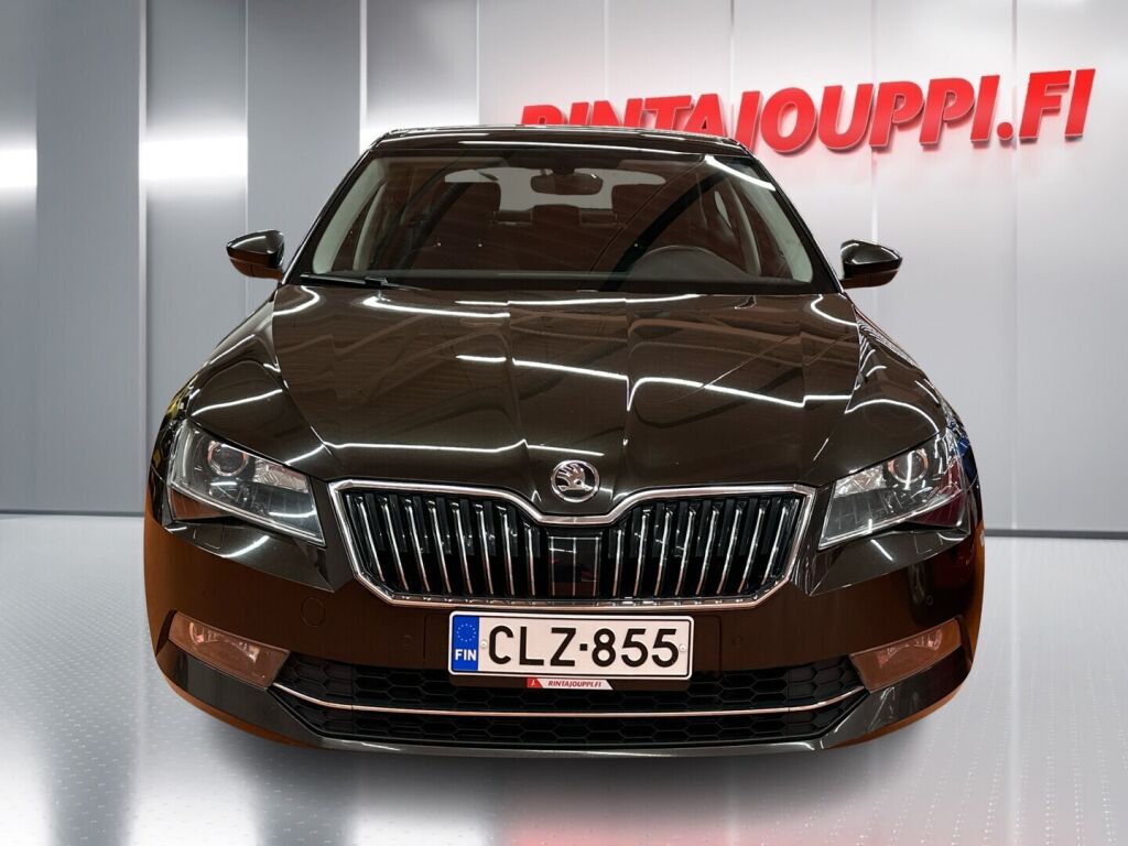 Skoda Superb 2019 Ruskea (beige)