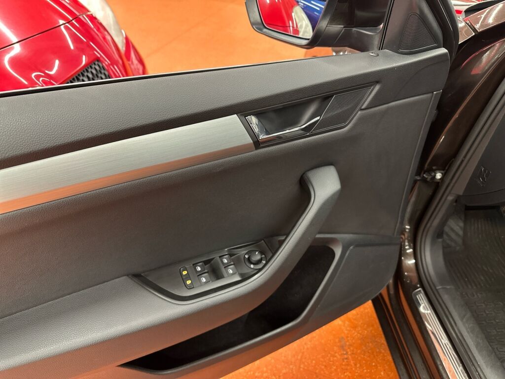 Skoda Superb 2019 Ruskea (beige)