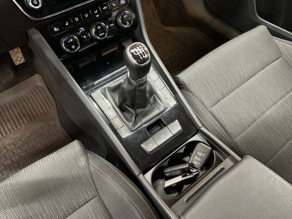 Skoda Superb 2019 Ruskea (beige)