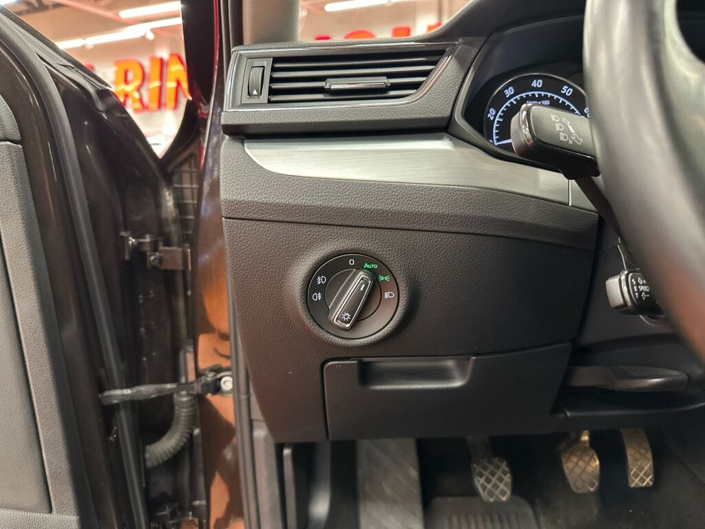 Skoda Superb 2019 Ruskea (beige)