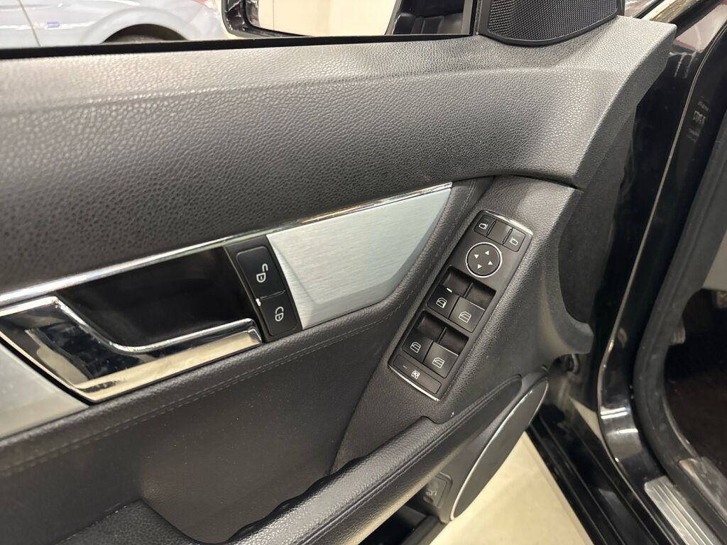 Mercedes-Benz C 2009 Musta