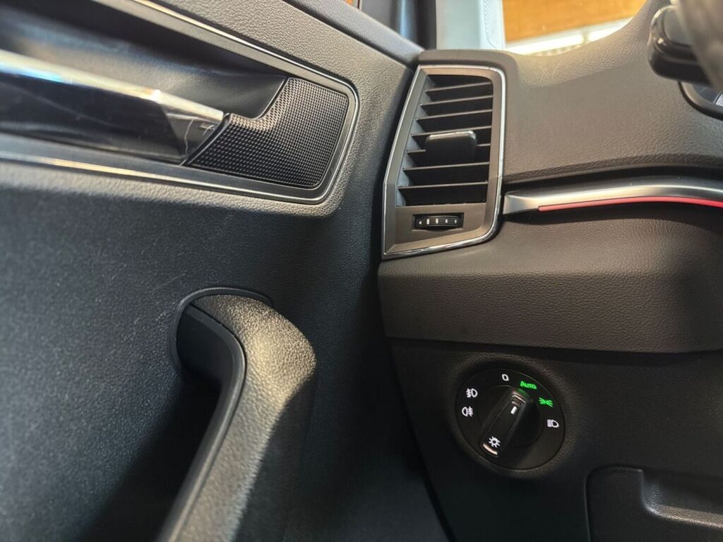 Skoda Karoq 2019 Punainen